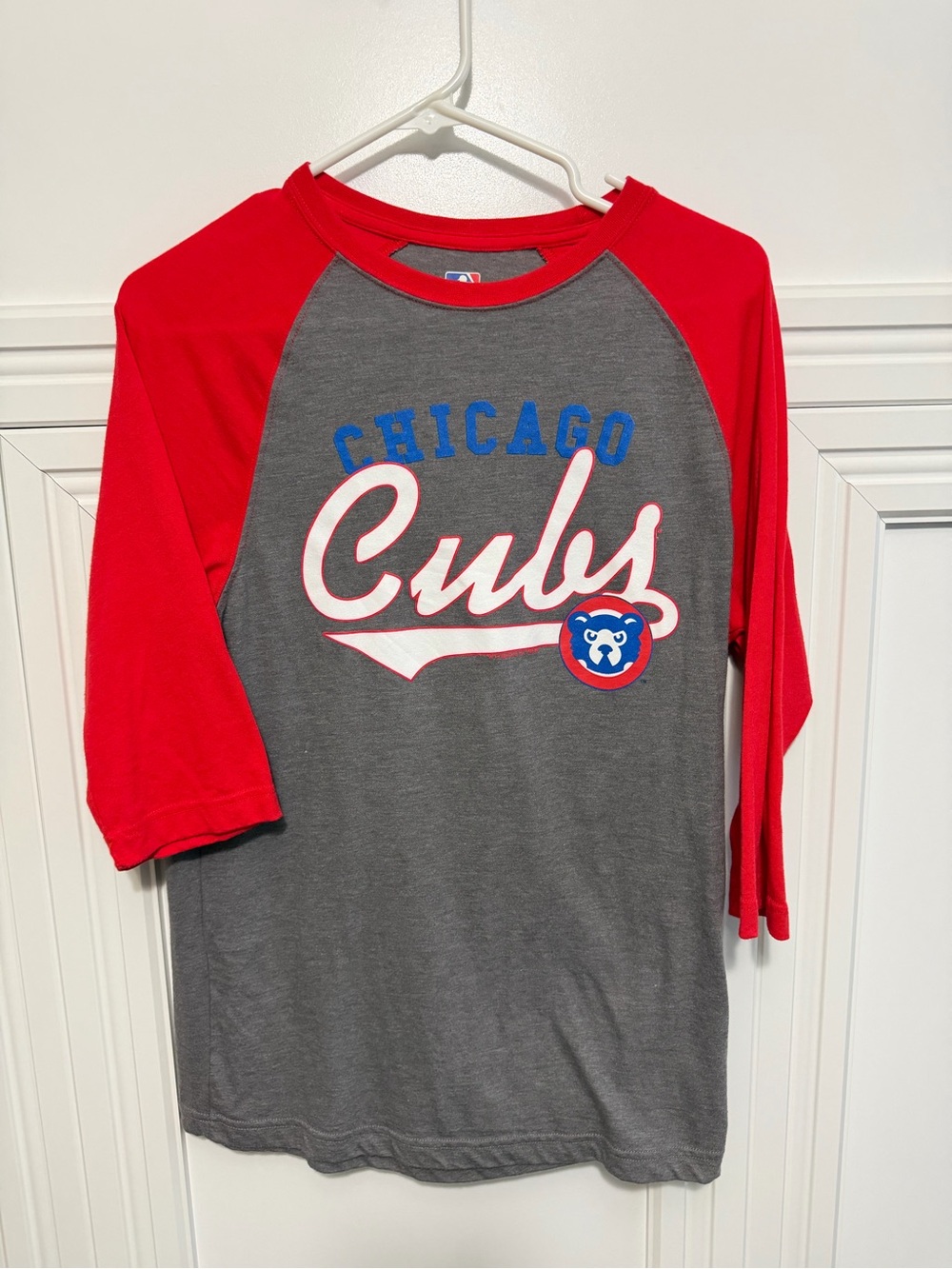 Chicago Cubs Men’s Small Raglan Tee - Gray, Blue and Red